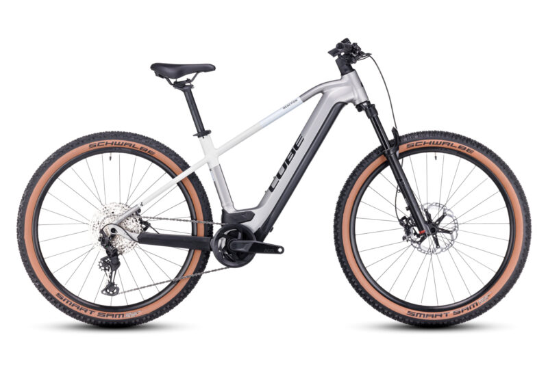 VTT ÉLECTRIQUE SEMI-RIGIDE CUBE REACTION HYBRID SLT 750 SHIMANO XT 12V 750 WH 29'' ARGENT BLANC CREAM 2023 – Image 21