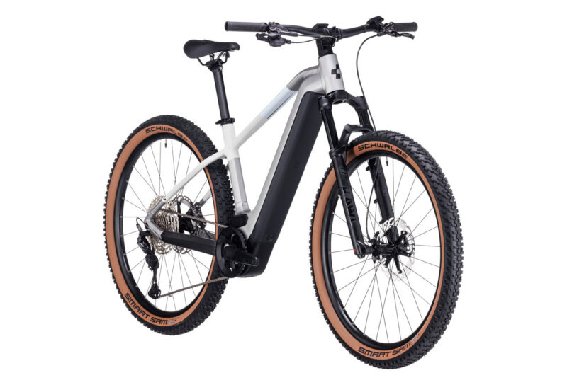 VTT ÉLECTRIQUE SEMI-RIGIDE CUBE REACTION HYBRID SLT 750 SHIMANO XT 12V 750 WH 29'' ARGENT BLANC CREAM 2023 – Image 22