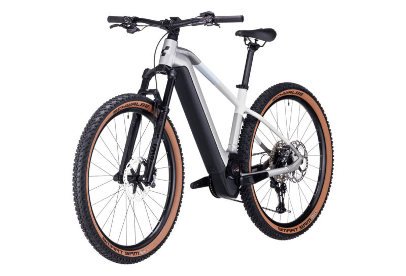 VTT ÉLECTRIQUE SEMI-RIGIDE CUBE REACTION HYBRID SLT 750 SHIMANO XT 12V 750 WH 29'' ARGENT BLANC CREAM 2023 – Image 23