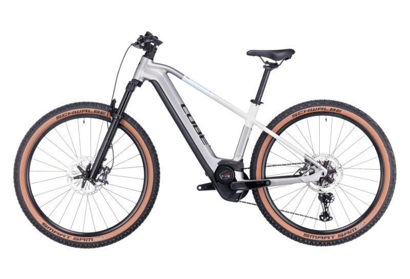 VTT ÉLECTRIQUE SEMI-RIGIDE CUBE REACTION HYBRID SLT 750 SHIMANO XT 12V 750 WH 29'' ARGENT BLANC CREAM 2023 – Image 24