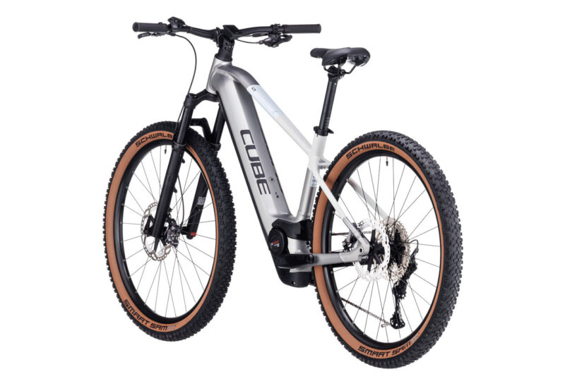 VTT ÉLECTRIQUE SEMI-RIGIDE CUBE REACTION HYBRID SLT 750 SHIMANO XT 12V 750 WH 29'' ARGENT BLANC CREAM 2023 – Image 25