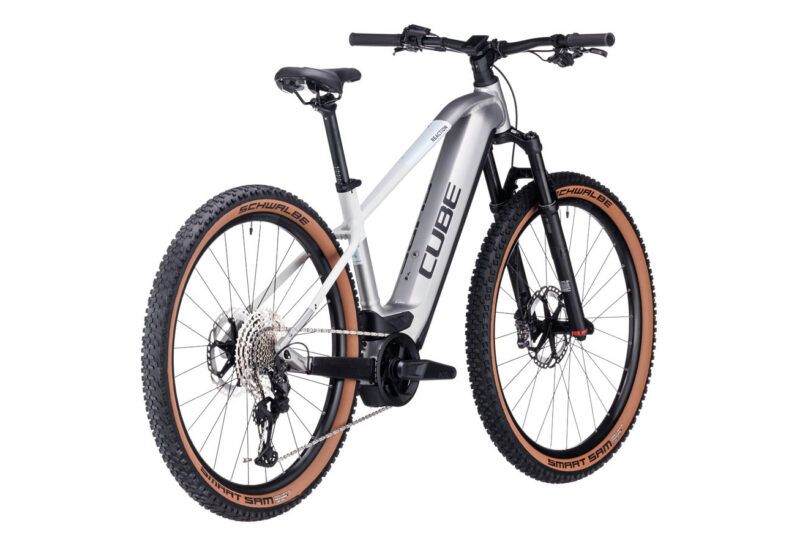 VTT ÉLECTRIQUE SEMI-RIGIDE CUBE REACTION HYBRID SLT 750 SHIMANO XT 12V 750 WH 29'' ARGENT BLANC CREAM 2023 – Image 26